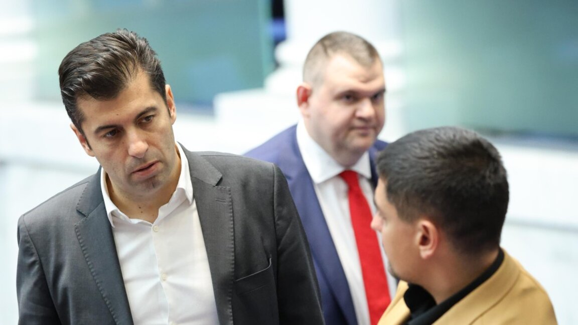 Лидерите на ПП -  Кирил Петков (вляво), на МЕЧ - Радостин Василев (вдясно)  и на ДПС-ПП Делян Пеевски в НС.