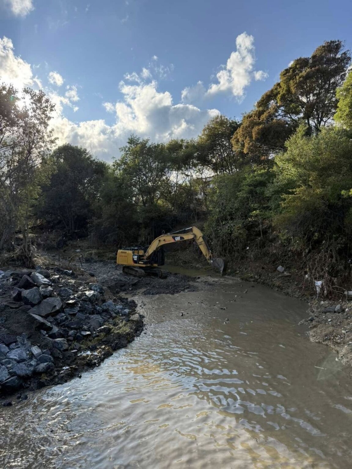 Почистват се речни корита и дерета в Царево