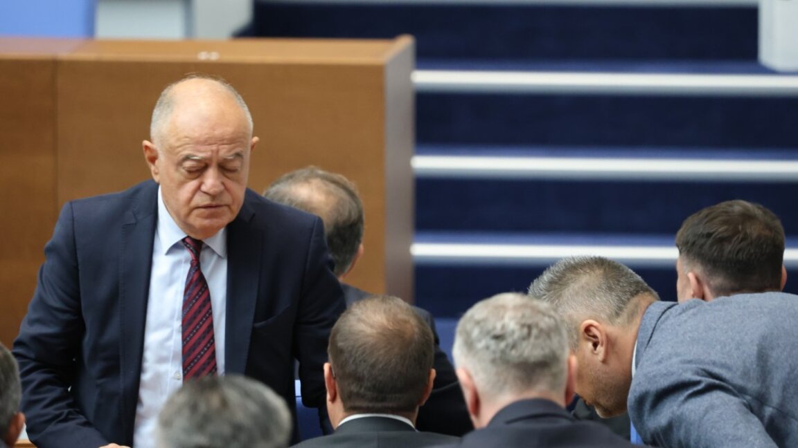 Атанас Атанасов в Народното събрание.