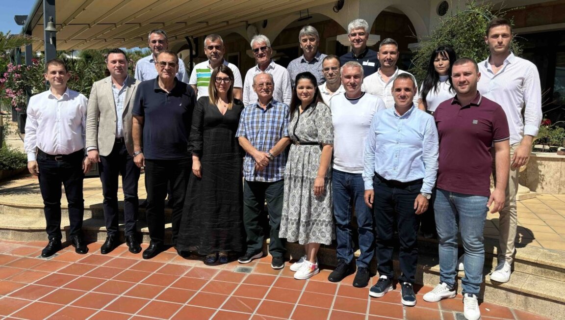 Участници във вчерашната среща разпространиха след разговора снимка с почетния председател на ДПС Ахмед Доган.