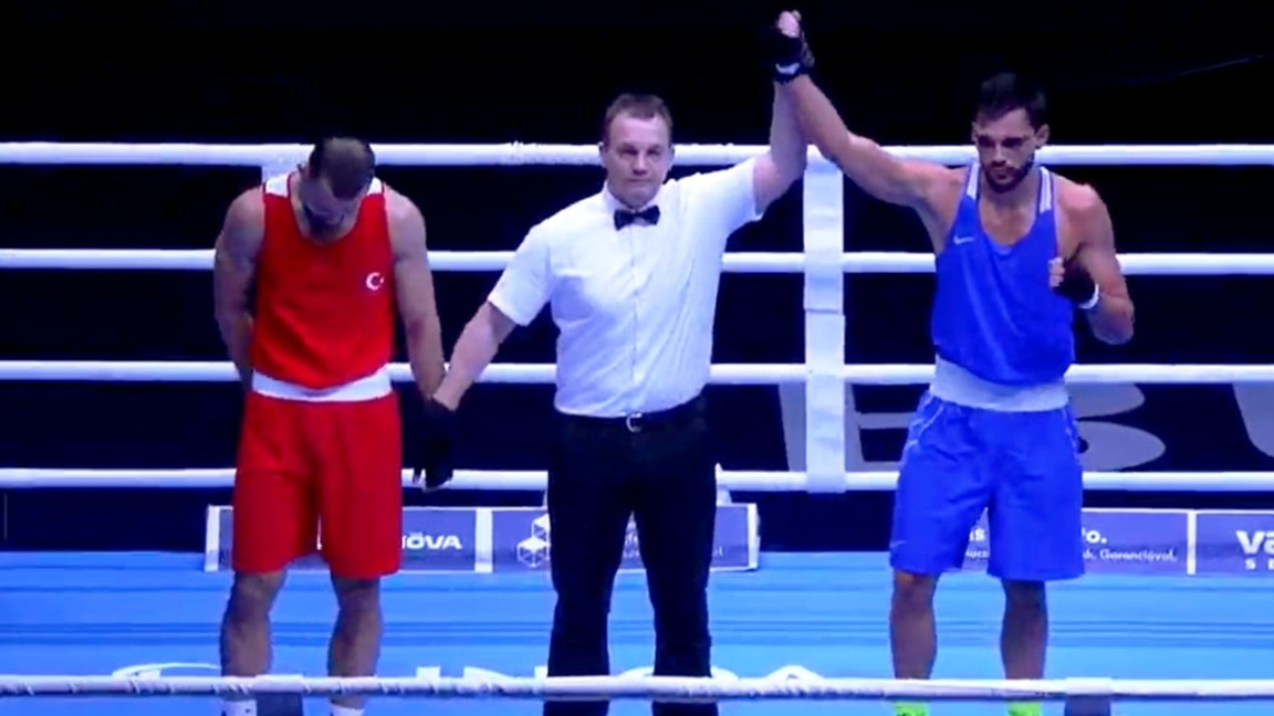 Уилиам Чолов (в син екип) е на полуфинал.