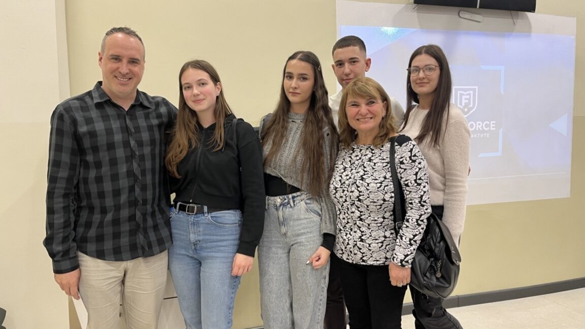 Отборът победител с ментора им Светлин Големански