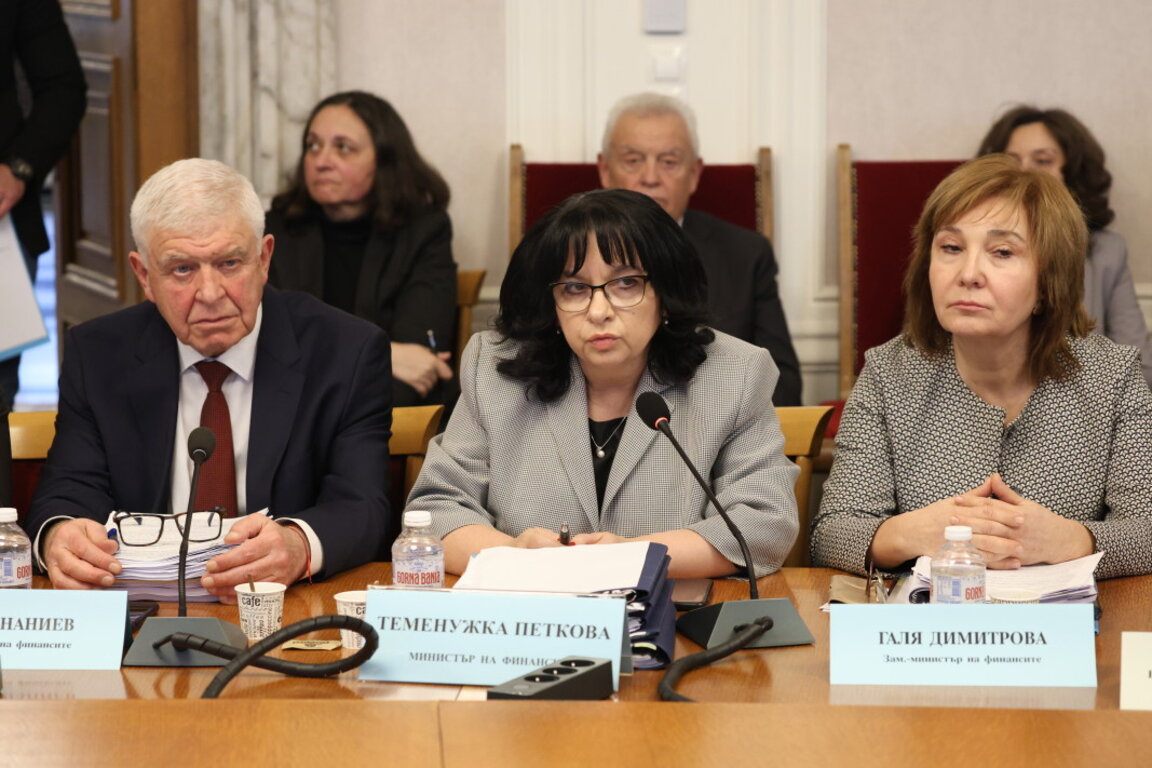 Зам.-министрите на финансите Кирил Ананиев и Галя Димитрова и министър Теменужка Петкова (в центъра) на заседанието на парламентарната комисия -  26 февруари 2025 г.