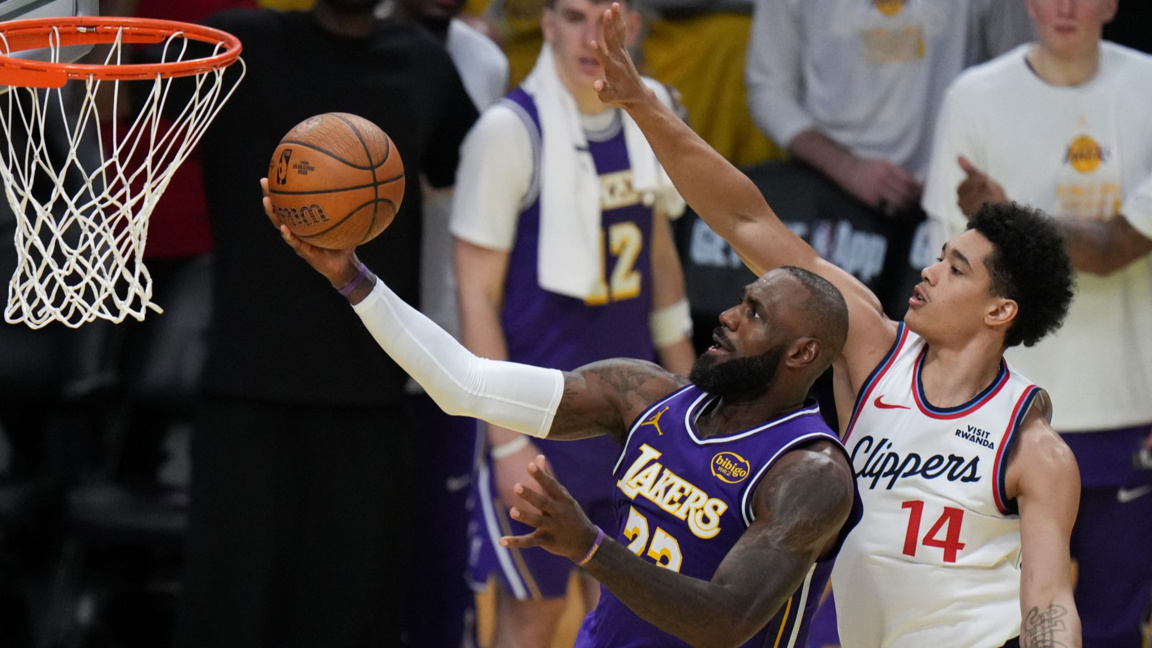 Леброн Джеймс стреля към коша на ЛА Клипърс.