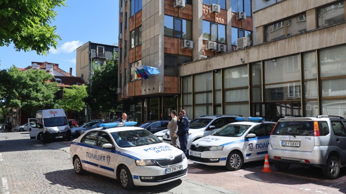 Полиция и патрулни автомобили пред централата на ДПС