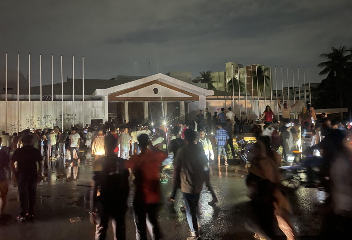 Най-малко 20 души загинаха при днешните антиправителствени протести в Бангладеш