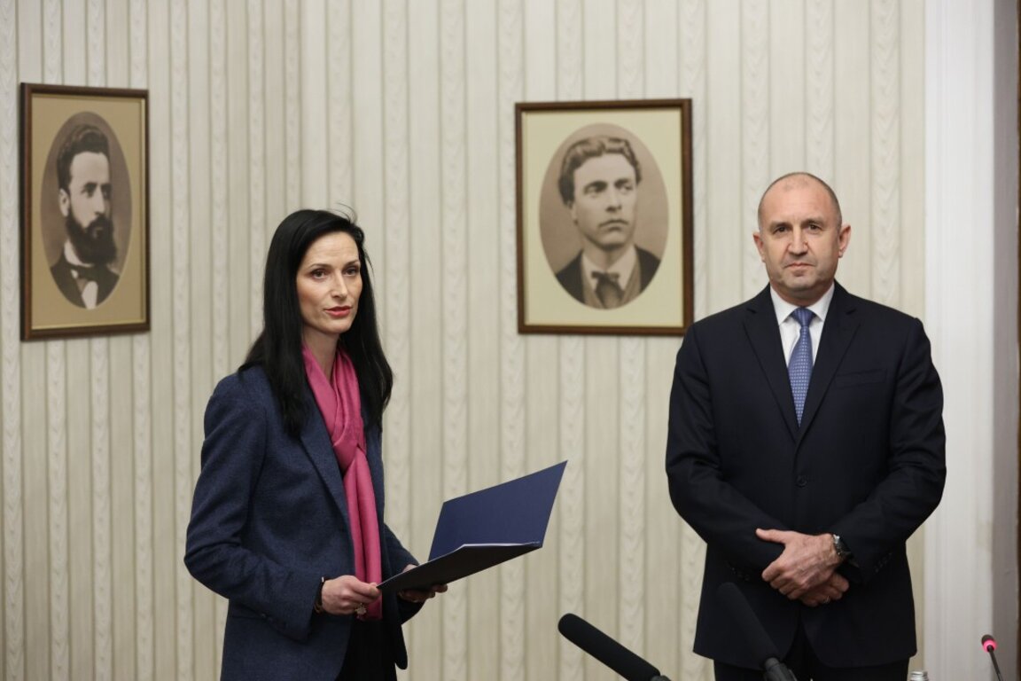 Габриел при президента с пълна папка. Вижте имената на министрите ѝ