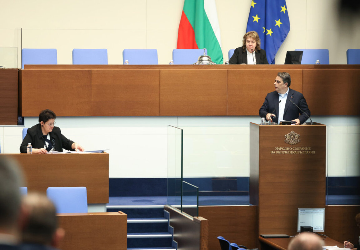 Служебният министър на финансите Людмила Петкова (вляво) и народният представител от ПП-ДБ Асен Василев в НС.