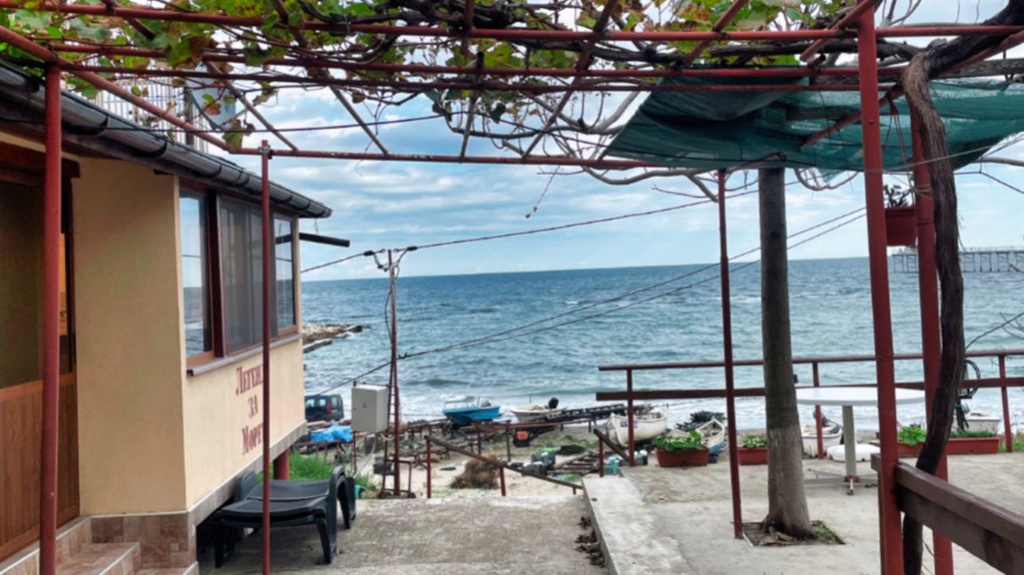 Fari, varkat dhe burimi mineral në fshatin e peshkatarëve Karia