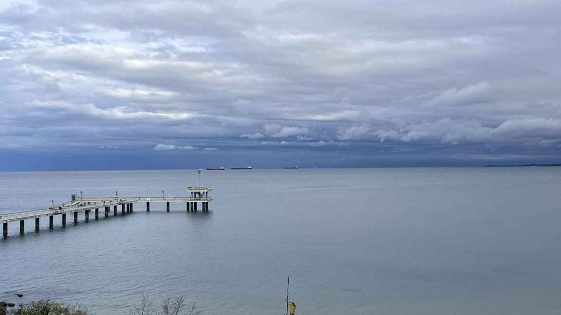 Облачен и дъждовен петък по Южното Черно...