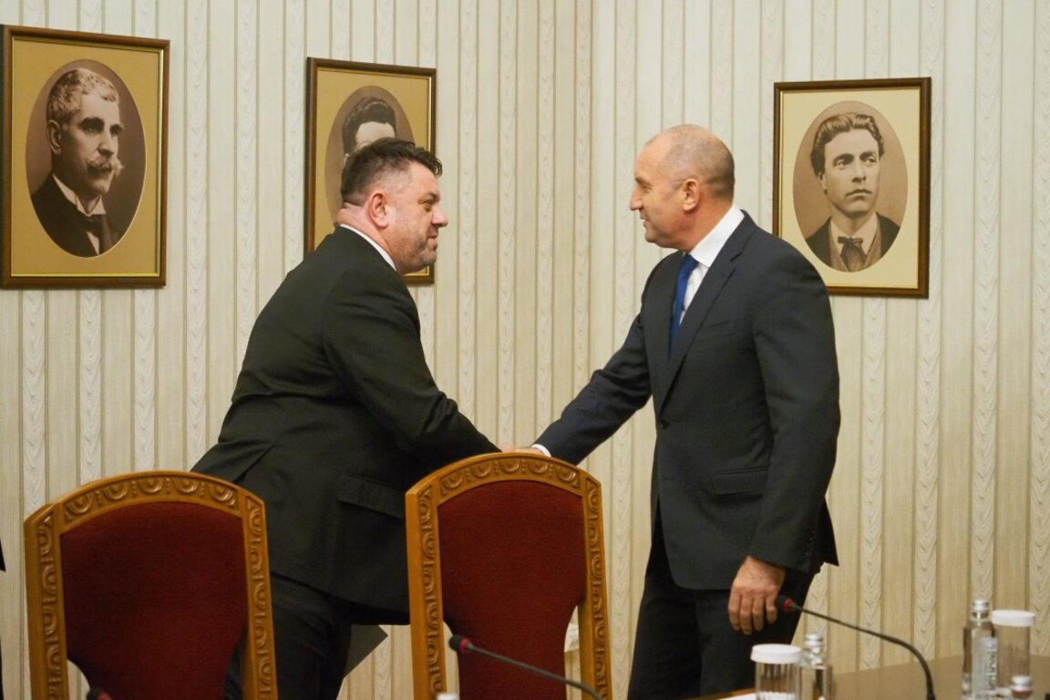 Председателят на БСП Атанас Зафиров (вляво) и президентът Румен Радев