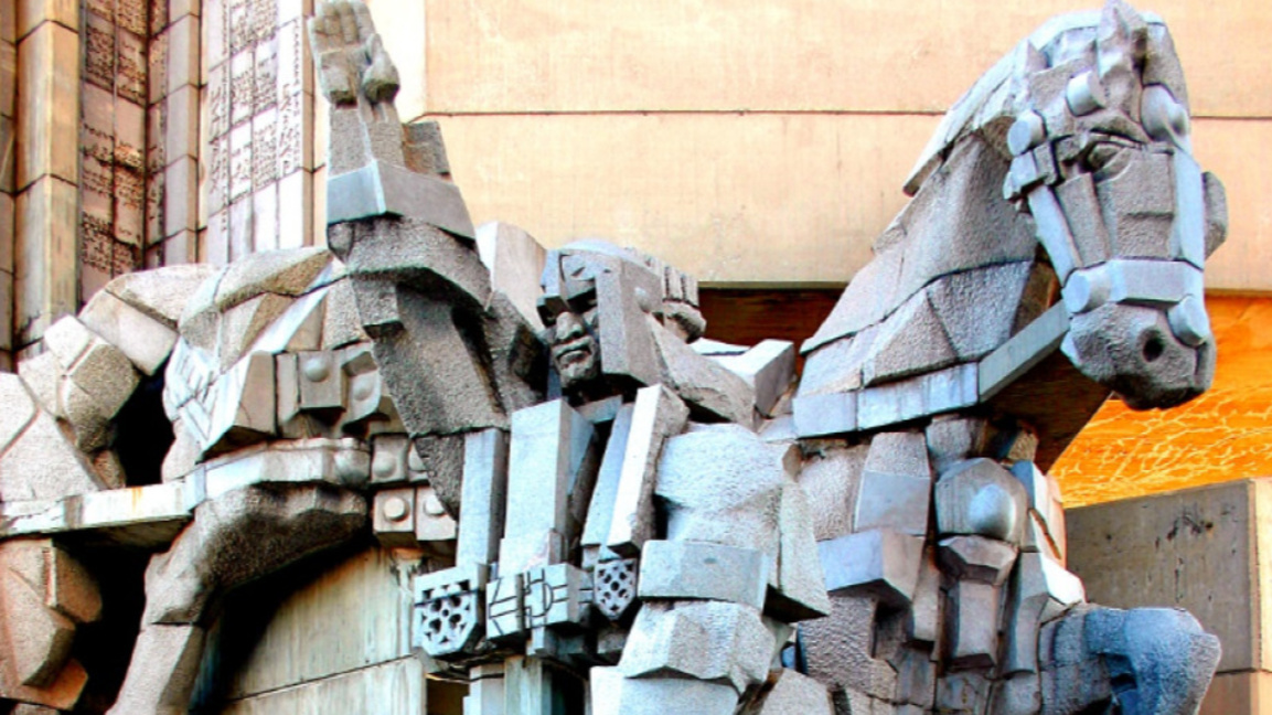 Паметникът на 44 години