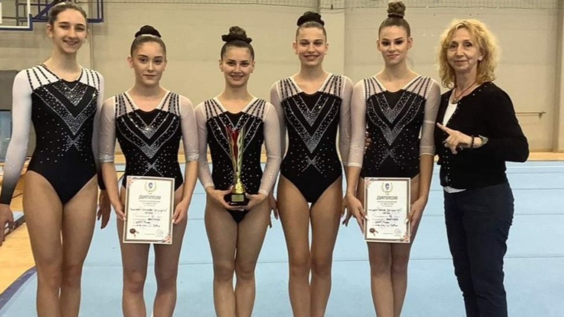 Ирина Рнуняшка със свои възпитанички