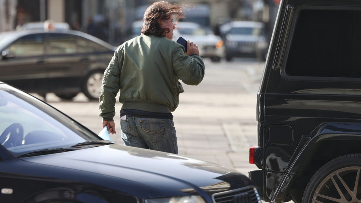 Има опасност от падащи предмети, ако сте вкъщи - затворете плътно прозорците
