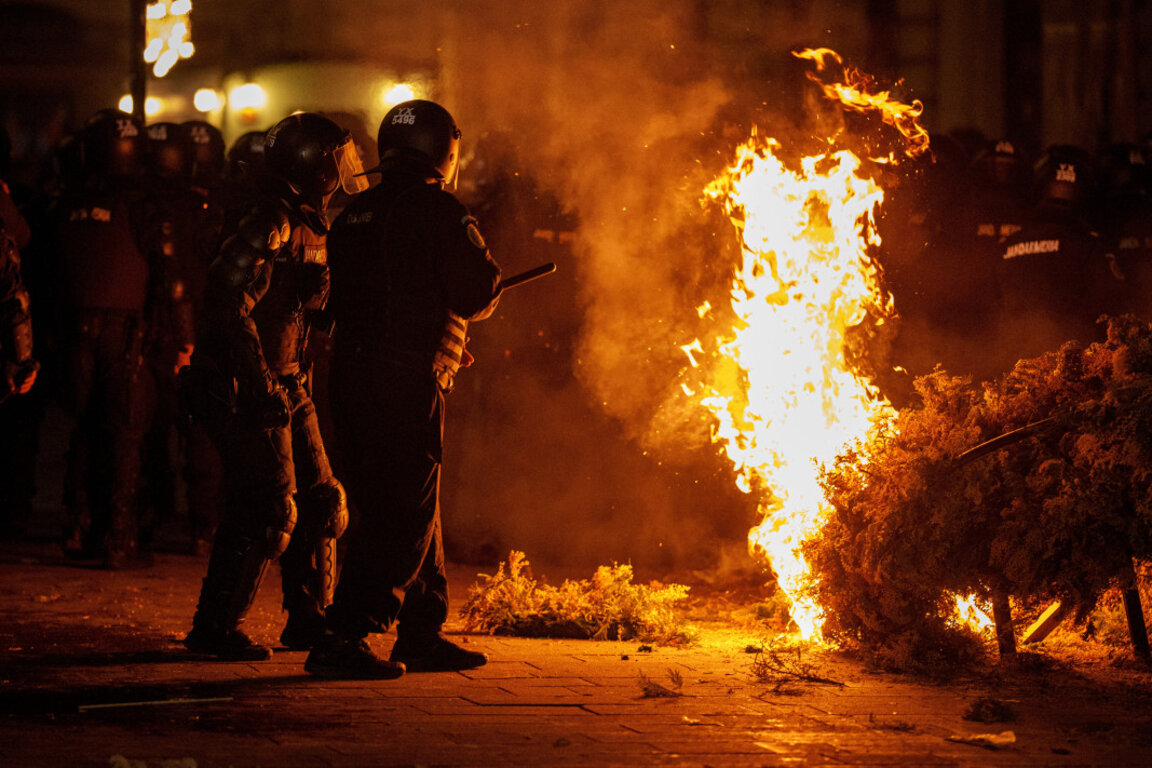 Части за борба с безредиците на протеста в подкрепа на Джорджеску в Букурещ, 9 март 2025 г.