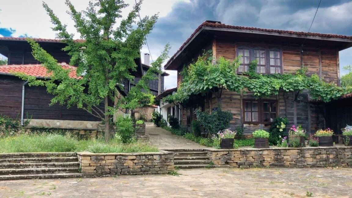 Shëtitje në të kaluarën – fshati Medven dhe shtëpitë e tij prej druri që i rezistojnë kohës