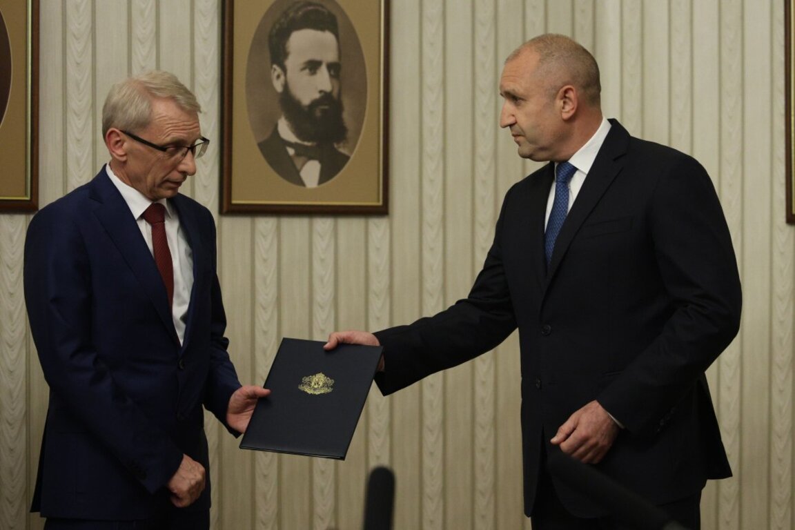 Президентът Радев (вдясно) връчва на Николай Денков от ПП/ДБ проучвателен мандат  за съставяне на правителство - 29 май 2023