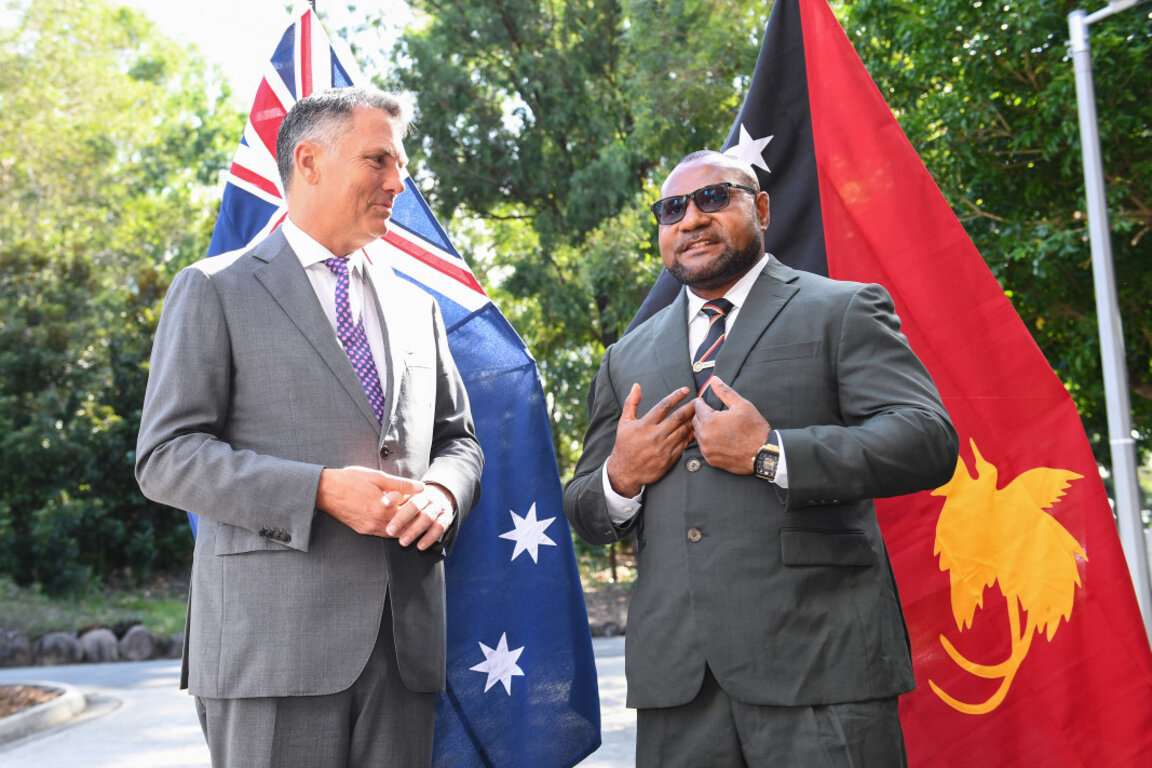 Министрите на отбраната на Австралия и Папуа Нова Гвинея Ричард Марлс и Били Джоузеф, 20 февруари 2025 г.